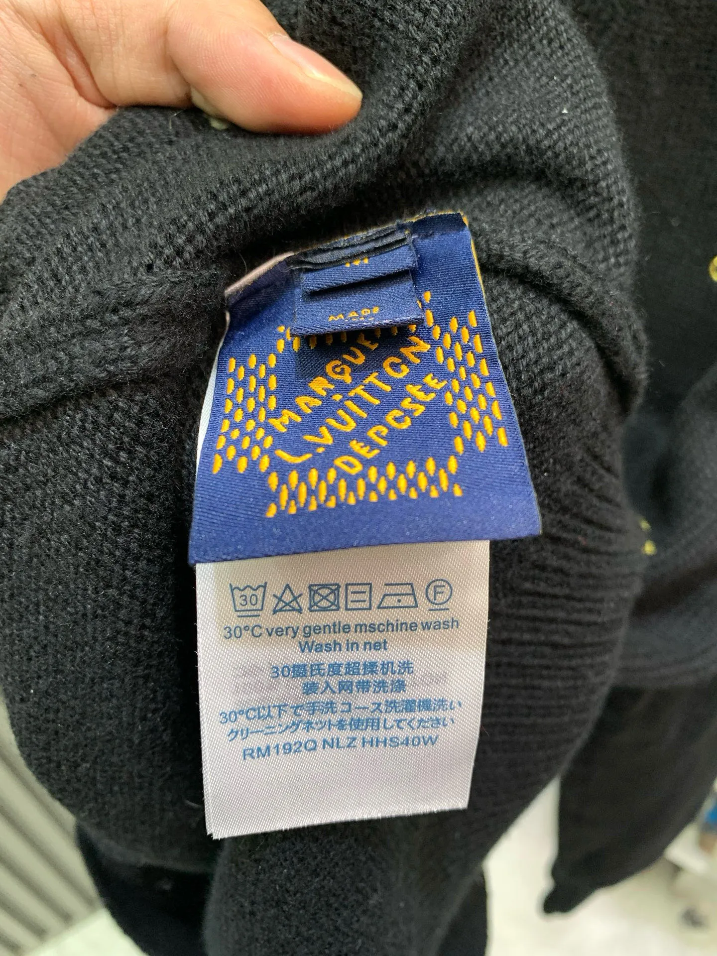 🅿️500 🀄️ Louis Vuitton 1*v25 new autumn and winter full-flower printed embroidered knitted jacket. Made of 50% sheep 🐏 velvet material, so it has natural softness and comfort. It also has good hygroscopicity and breathability. Matte needle-embroidered full-flower logo. The contrasting matte embroidery thread material is used for the version to best restore the same effect as the original version. The embroidery is very fine and dense. By controlling the direction and tightness of the embroidery thread, the embroidery thread forms exquisite embroidery on the embroidery cloth. Combined with encryption processing to increase the three-dimensional effect. Use water and detergent for cleaning during the general washing process. Make the clothes softer and cleaner through gentle scrubbing and rinsing. Customized buttons. Independently develop the Feidong series of square washing wheat. Three standards are complete.